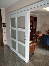 porta scorrevole in frassino laccata con vetri