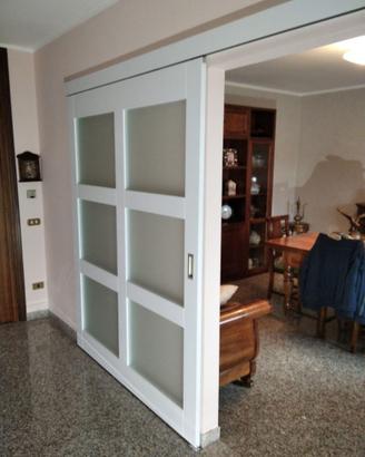porta scorrevole in frassino laccata con vetri