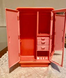 Barbie anni ‘70, iconico armadio rosa corallo