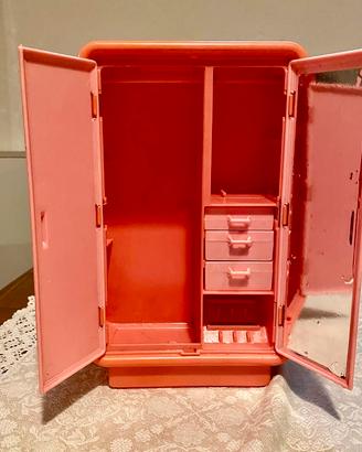 Barbie anni ‘70, iconico armadio rosa corallo