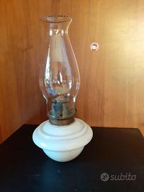 Antica lampada a petrolio