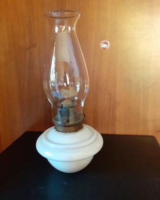 Antica lampada a petrolio