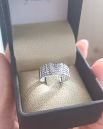 Anello a fascia in pavé di diamanti 