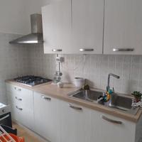 Cucina  tavolo parete attrezzata e madia