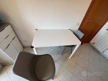 Tavolo nuovo + 2 sedie
