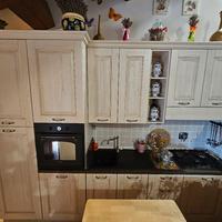 Cucina in Legno Massello con Elettrodomestici 