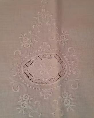 Tende sarde bianche con decorazioni mai usate