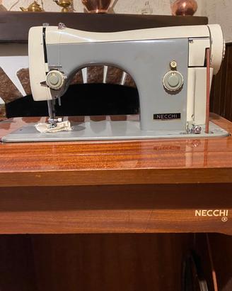 Macchina da cucire Necchi