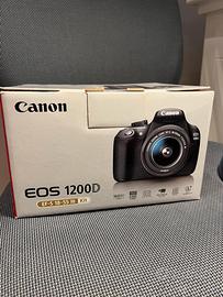 Canon 1200d con obiettivo ef-s 18-55mm.