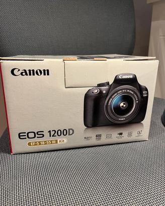 Canon 1200d con obiettivo ef-s 18-55mm.