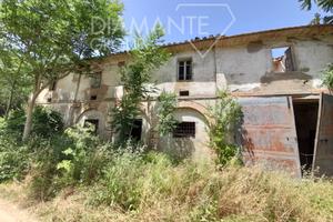 Casale dei primi del '900 con corte privata