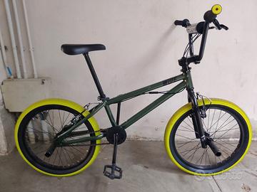 Bici BMX completa di peg. 