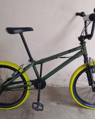 Bici BMX completa di peg. 