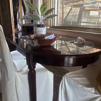 Tavolo in legno color mogano con piano in vetro