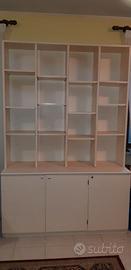 Libreria grande con ripiani e antine