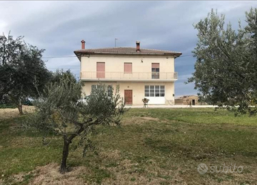 Casa singola abitabile con accessori e terreno