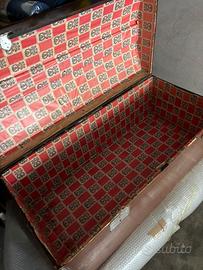 Vecchio baule, tavolino e altro