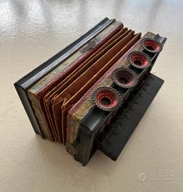 Vecchia fisarmonica giocattolo