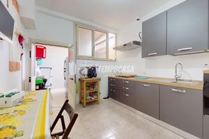 Trivani al piano terra, con patio e cantina.