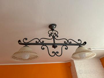 Lampadario in ferro battuto con vetri decorati