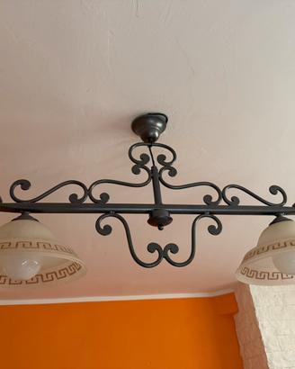 Lampadario in ferro battuto con vetri decorati