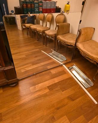 specchio anni 70 di design con cupolina luminosa