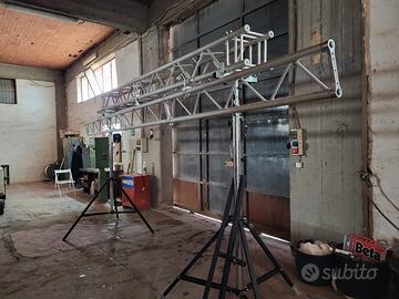 tralicci e piedistallo con argano 