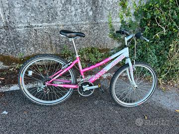 bicicletta rosa e bianca 24”