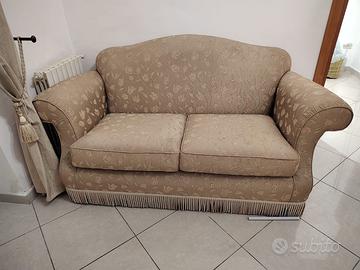 due divani a due posti in stoffa stile  classico