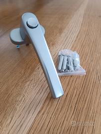 Maniglia finestra con pulsante