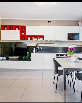 Cucina completa di elettrodomestici