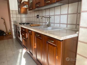 Cucina artigianale legno e marmo