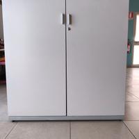 Armadio basso a 2 ante con ripiano interno