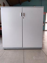 Armadio basso a 2 ante con ripiano interno