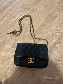 Borsa nera trapuntata con catena dorata regolabile