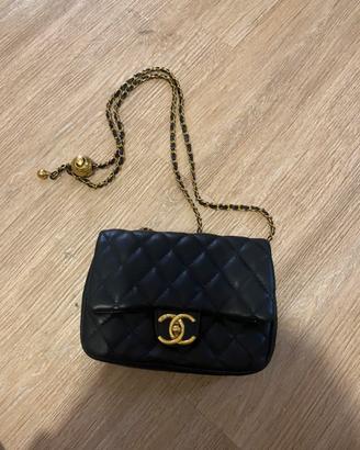 Borsa nera trapuntata con catena dorata regolabile