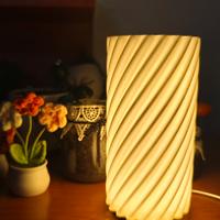 Lampada da tavolo dal design moderno a spirale