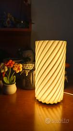 Lampada da tavolo dal design moderno a spirale