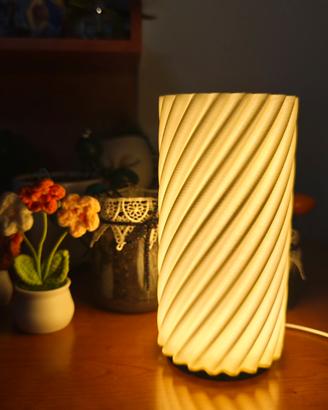Lampada da tavolo dal design moderno a spirale