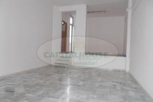 S2 STRADA COMMERCIALE: locale fronte strada