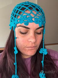 Cappello a rete azzurro con fiori e pendenti