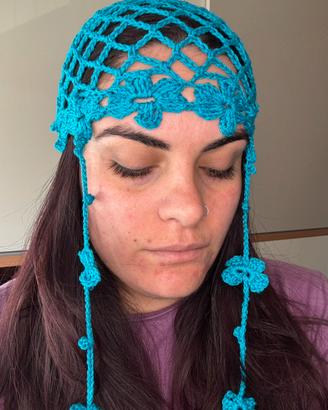 Cappello a rete azzurro con fiori e pendenti