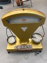 Bilancia a due piatti