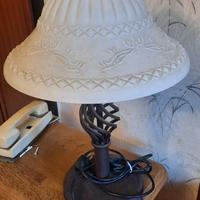 Lampada da tavolo in ferro battuto e vetro