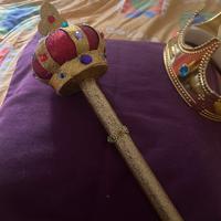 Carnevale scettro corona e spadaccino Re