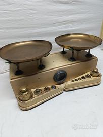 Bilancia a due piatti