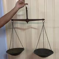 Bilancia con piatti in ferro