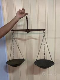 Bilancia con piatti in ferro