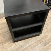 Comodino in legno nero con rotelle