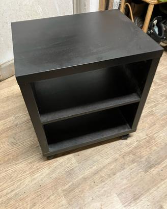 Comodino in legno nero con rotelle